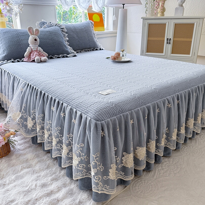 91家纺网 家纺一手货源 找家纺 美达家纺 2025新款牛奶绒纯色夹棉床裙 牛奶绒夹棉床裙-雾蓝