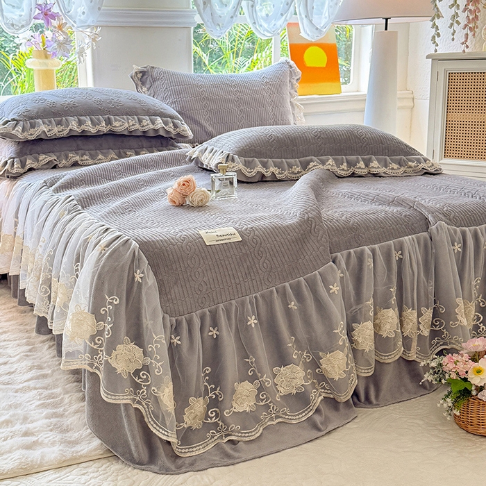 91家纺网 家纺一手货源 找家纺 美达家纺 2025新款牛奶绒纯色夹棉床裙 牛奶绒夹棉床裙-灰