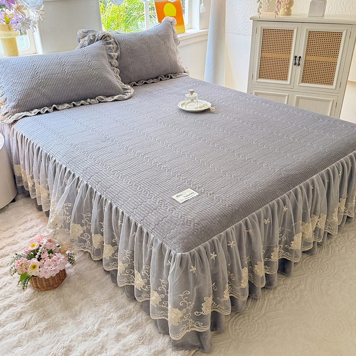 91家纺网 家纺一手货源 找家纺 美达家纺 2025新款牛奶绒纯色夹棉床裙 牛奶绒夹棉床裙-灰