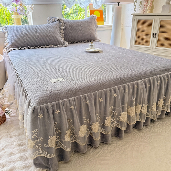 91家纺网 家纺一手货源 找家纺 美达家纺 2025新款牛奶绒纯色夹棉床裙 牛奶绒夹棉床裙-灰