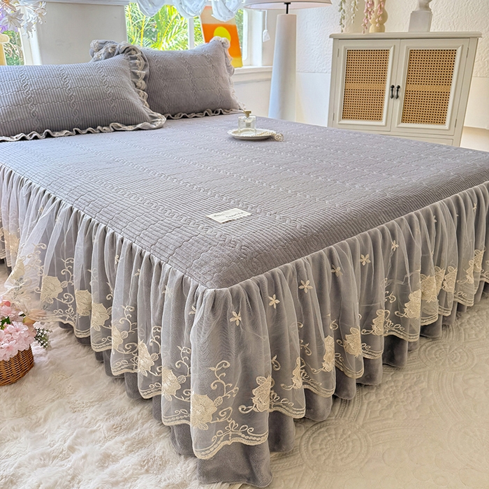 91家纺网 家纺一手货源 找家纺 美达家纺 2025新款牛奶绒纯色夹棉床裙 牛奶绒夹棉床裙-灰