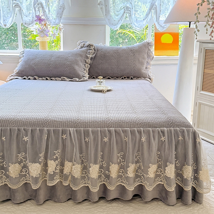 91家纺网 家纺一手货源 找家纺 美达家纺 2025新款牛奶绒纯色夹棉床裙 牛奶绒夹棉床裙-灰