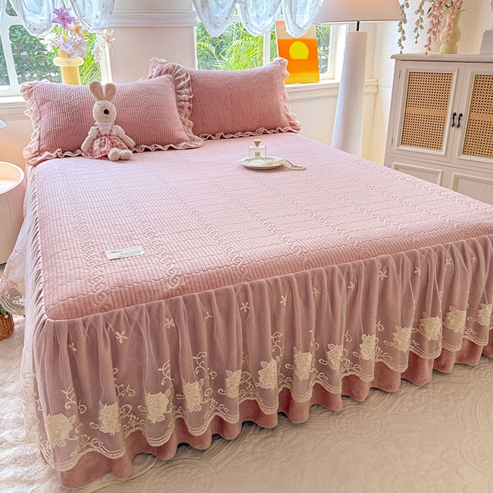 91家纺网 家纺一手货源 找家纺 美达家纺 2025新款牛奶绒纯色夹棉床裙 牛奶绒夹棉床裙-皮粉