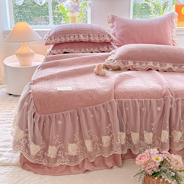 91家纺网 家纺一手货源 找家纺 美达家纺 2025新款牛奶绒纯色夹棉床裙 牛奶绒夹棉床裙-皮粉