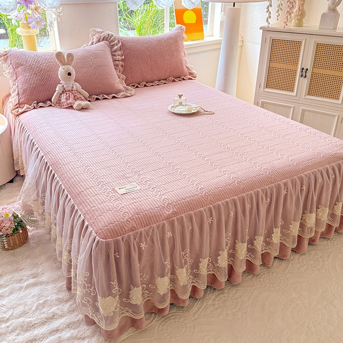 91家纺网 家纺一手货源 找家纺 美达家纺 2025新款牛奶绒纯色夹棉床裙 牛奶绒夹棉床裙-皮粉