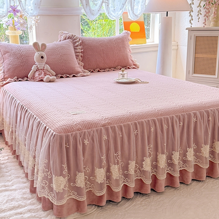 91家纺网 家纺一手货源 找家纺 美达家纺 2025新款牛奶绒纯色夹棉床裙 牛奶绒夹棉床裙-皮粉