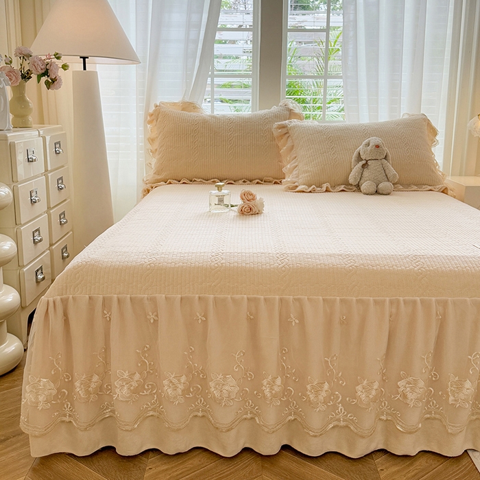 91家纺网 家纺一手货源 找家纺 美达家纺 2025新款牛奶绒纯色夹棉床裙 牛奶绒夹棉床裙-米白