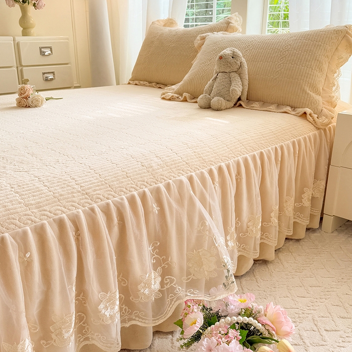 91家纺网 家纺一手货源 找家纺 美达家纺 2025新款牛奶绒纯色夹棉床裙 牛奶绒夹棉床裙-米白