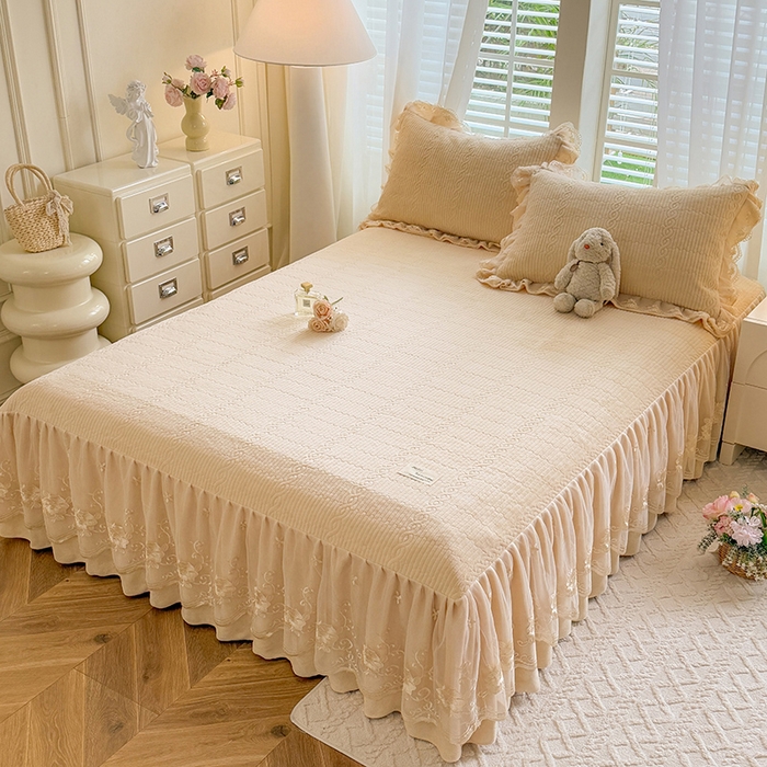 91家纺网 家纺一手货源 找家纺 美达家纺 2025新款牛奶绒纯色夹棉床裙 牛奶绒夹棉床裙-米白