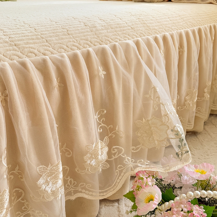 91家纺网 家纺一手货源 找家纺 美达家纺 2025新款牛奶绒纯色夹棉床裙 牛奶绒夹棉床裙-米白