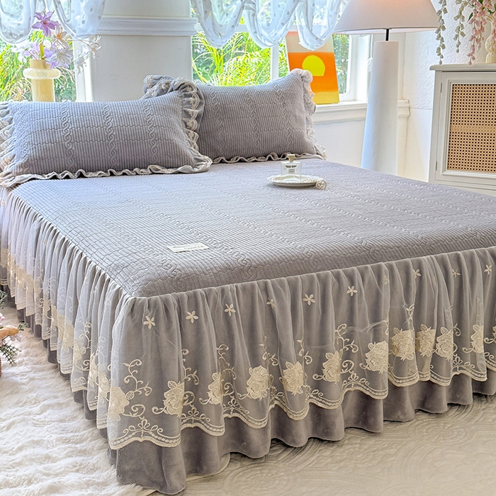 91家纺网 家纺一手货源 找家纺 美达家纺 2025新款牛奶绒纯色夹棉床裙 牛奶绒夹棉床裙-灰