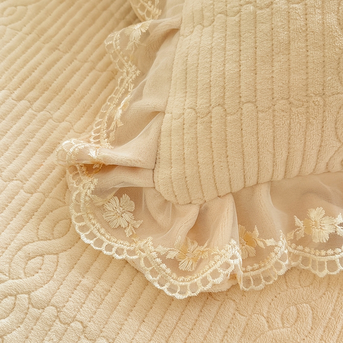 91家纺网 家纺一手货源 找家纺 美达家纺 2025新款牛奶绒纯色夹棉床裙 牛奶绒夹棉床裙-米白