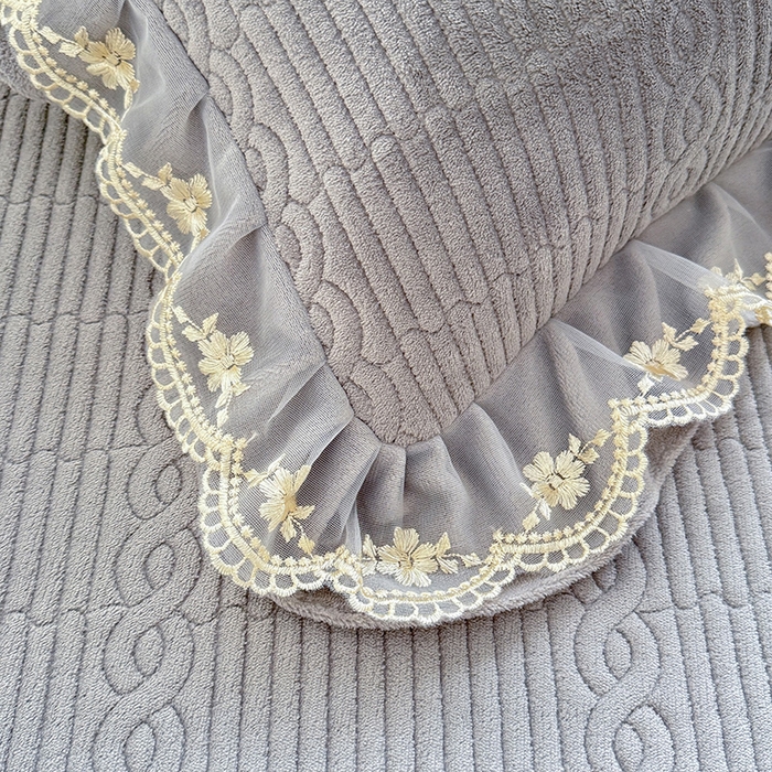 91家纺网 家纺一手货源 找家纺 美达家纺 2025新款牛奶绒纯色夹棉床裙 牛奶绒夹棉床裙-灰