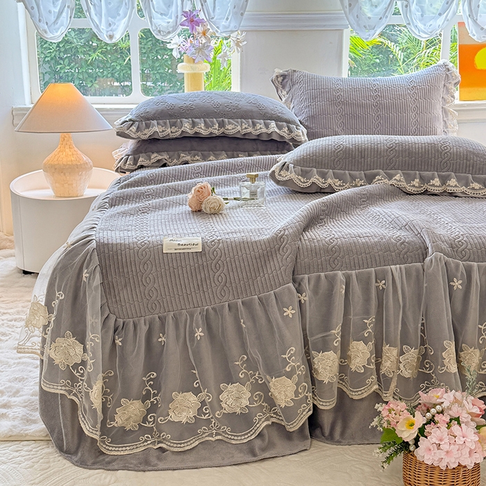 91家纺网 家纺一手货源 找家纺 美达家纺 2025新款牛奶绒纯色夹棉床裙 牛奶绒夹棉床裙-灰