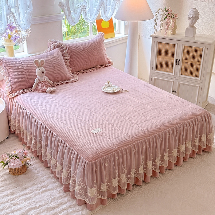 91家纺网 家纺一手货源 找家纺 美达家纺 2025新款牛奶绒纯色夹棉床裙 牛奶绒夹棉床裙-皮粉