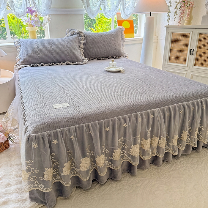 91家纺网 家纺一手货源 找家纺 美达家纺 2025新款牛奶绒纯色夹棉床裙 牛奶绒夹棉床裙-灰