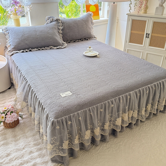 91家纺网 家纺一手货源 找家纺 美达家纺 2025新款牛奶绒纯色夹棉床裙 牛奶绒夹棉床裙-灰