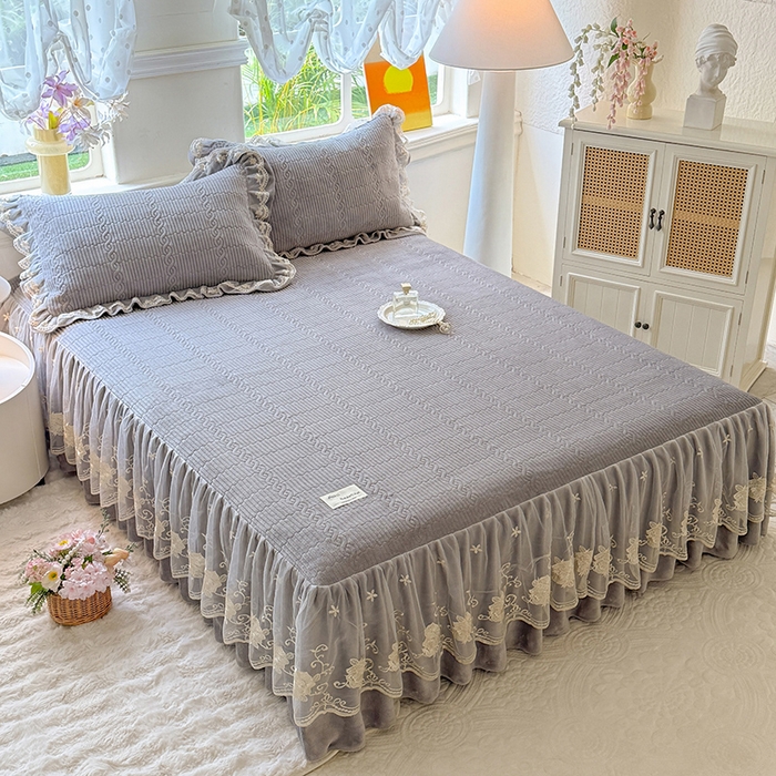 91家纺网 家纺一手货源 找家纺 美达家纺 2025新款牛奶绒纯色夹棉床裙 牛奶绒夹棉床裙-灰