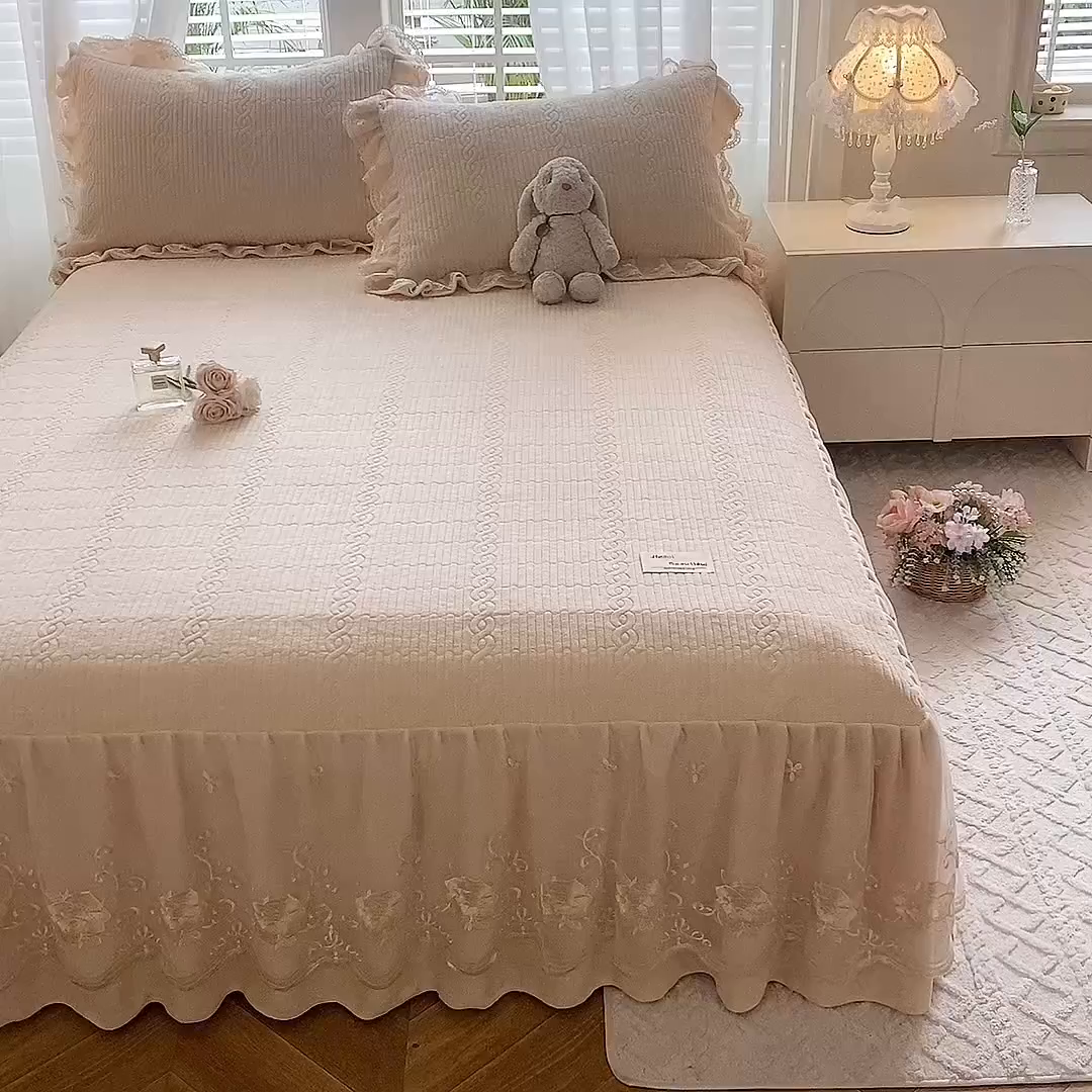 91家纺网 家纺一手货源 找家纺 美达家纺 2025新款牛奶绒纯色夹棉床裙 牛奶绒夹棉床裙-米白