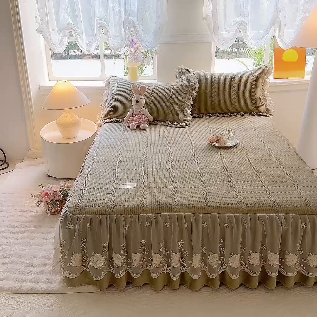 91家纺网 家纺一手货源 找家纺 美达家纺 2025新款牛奶绒纯色夹棉床裙 牛奶绒夹棉床裙-绿