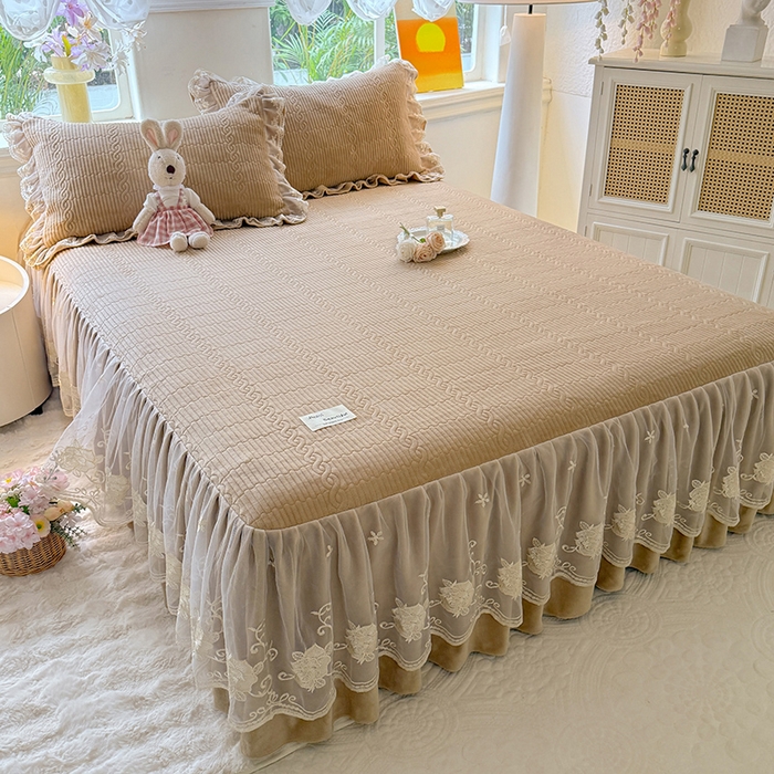 91家纺网 家纺一手货源 找家纺 美达家纺 2025新款牛奶绒纯色夹棉床裙 牛奶绒夹棉床裙-咖