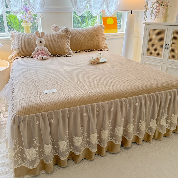 91家纺网 家纺一手货源 找家纺 美达家纺 2025新款牛奶绒纯色夹棉床裙 牛奶绒夹棉床裙-咖