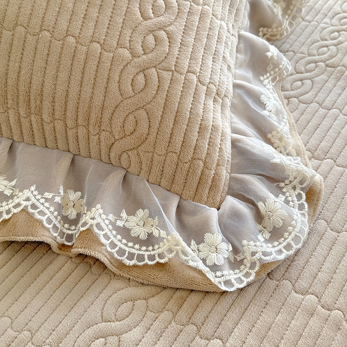 91家纺网 家纺一手货源 找家纺 美达家纺 2025新款牛奶绒纯色夹棉床裙 牛奶绒夹棉床裙-咖