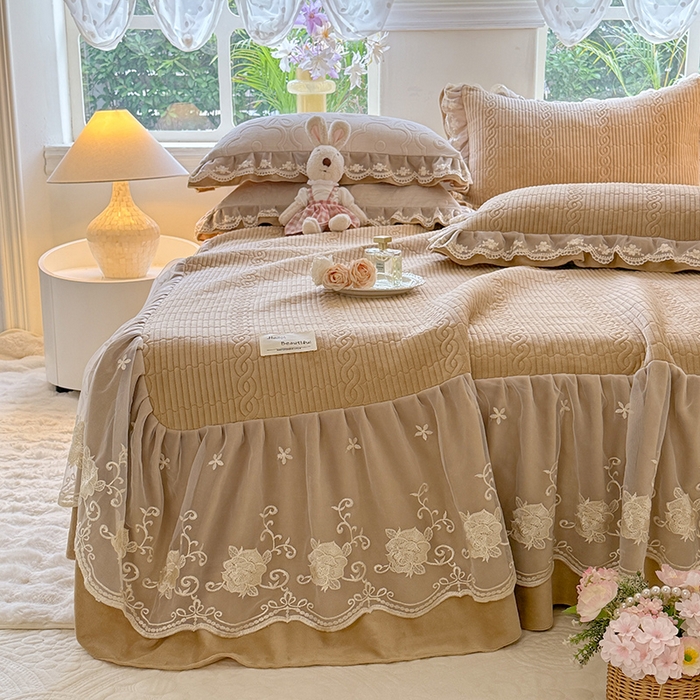 91家纺网 家纺一手货源 找家纺 美达家纺 2025新款牛奶绒纯色夹棉床裙 牛奶绒夹棉床裙-咖