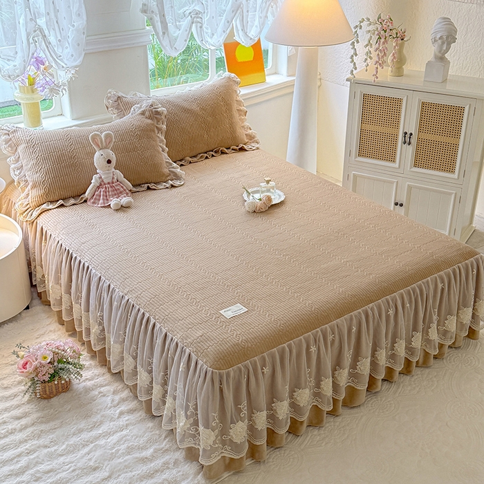 91家纺网 家纺一手货源 找家纺 美达家纺 2025新款牛奶绒纯色夹棉床裙 牛奶绒夹棉床裙-咖