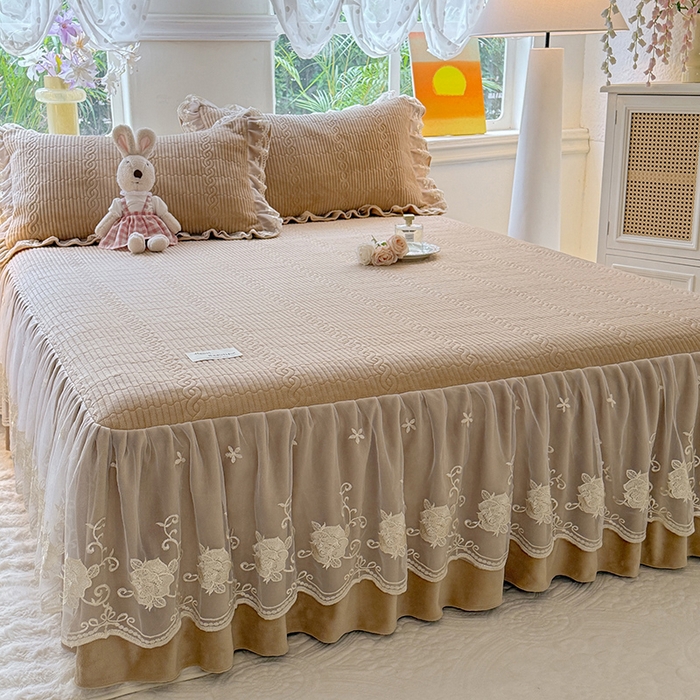 91家纺网 家纺一手货源 找家纺 美达家纺 2025新款牛奶绒纯色夹棉床裙 牛奶绒夹棉床裙-咖