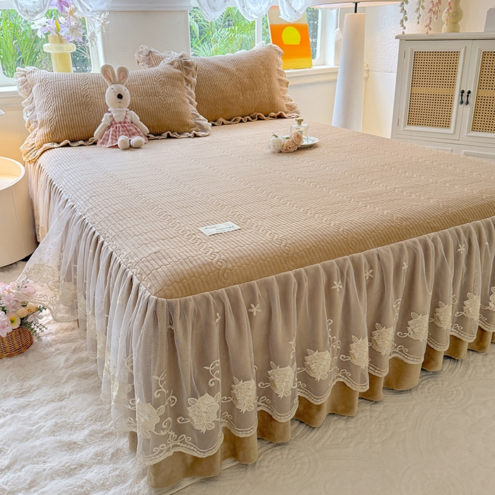 91家纺网 家纺一手货源 找家纺 美达家纺 2025新款牛奶绒纯色夹棉床裙 牛奶绒夹棉床裙-咖