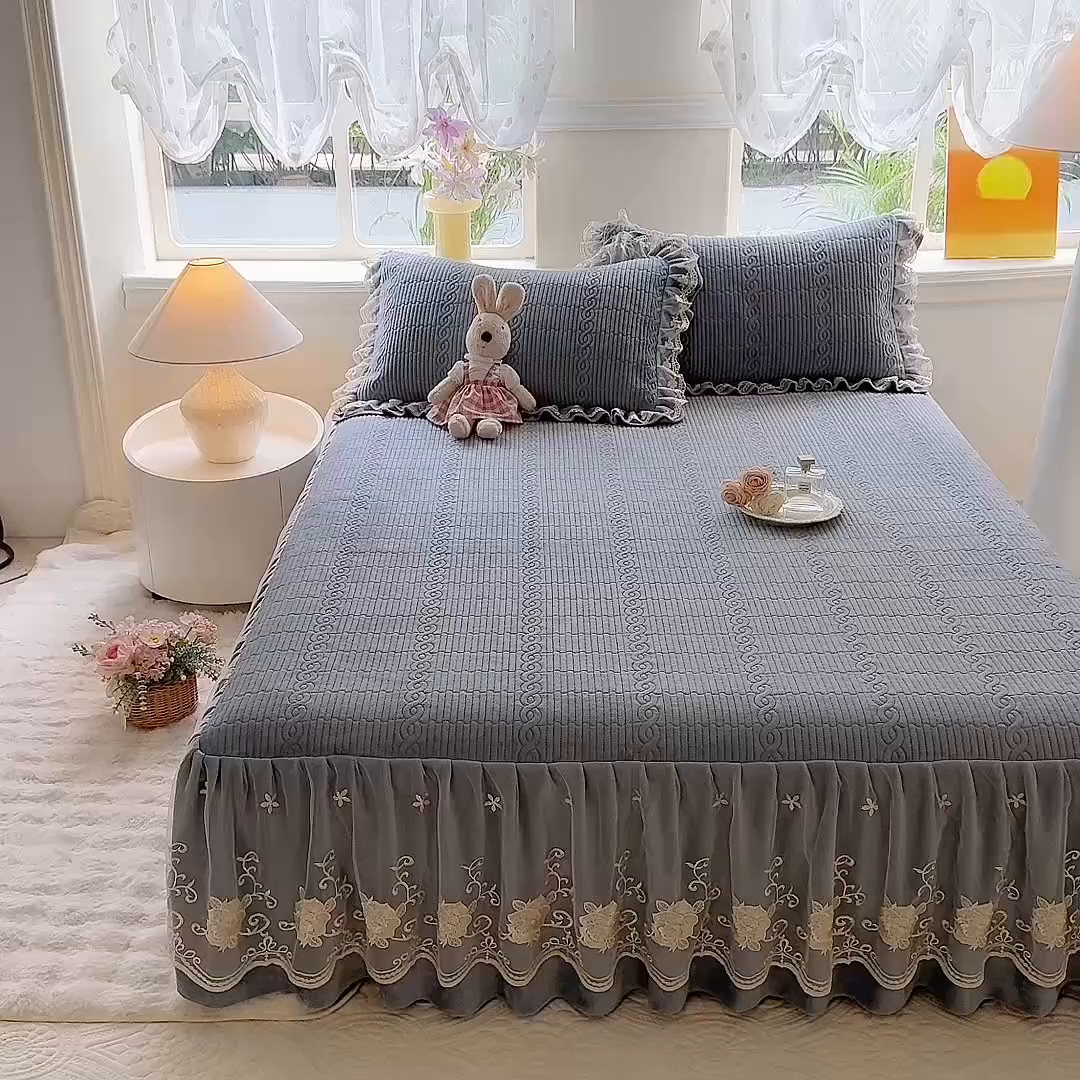 91家纺网 家纺一手货源 找家纺 美达家纺 2025新款牛奶绒纯色夹棉床裙 牛奶绒夹棉床裙-雾蓝