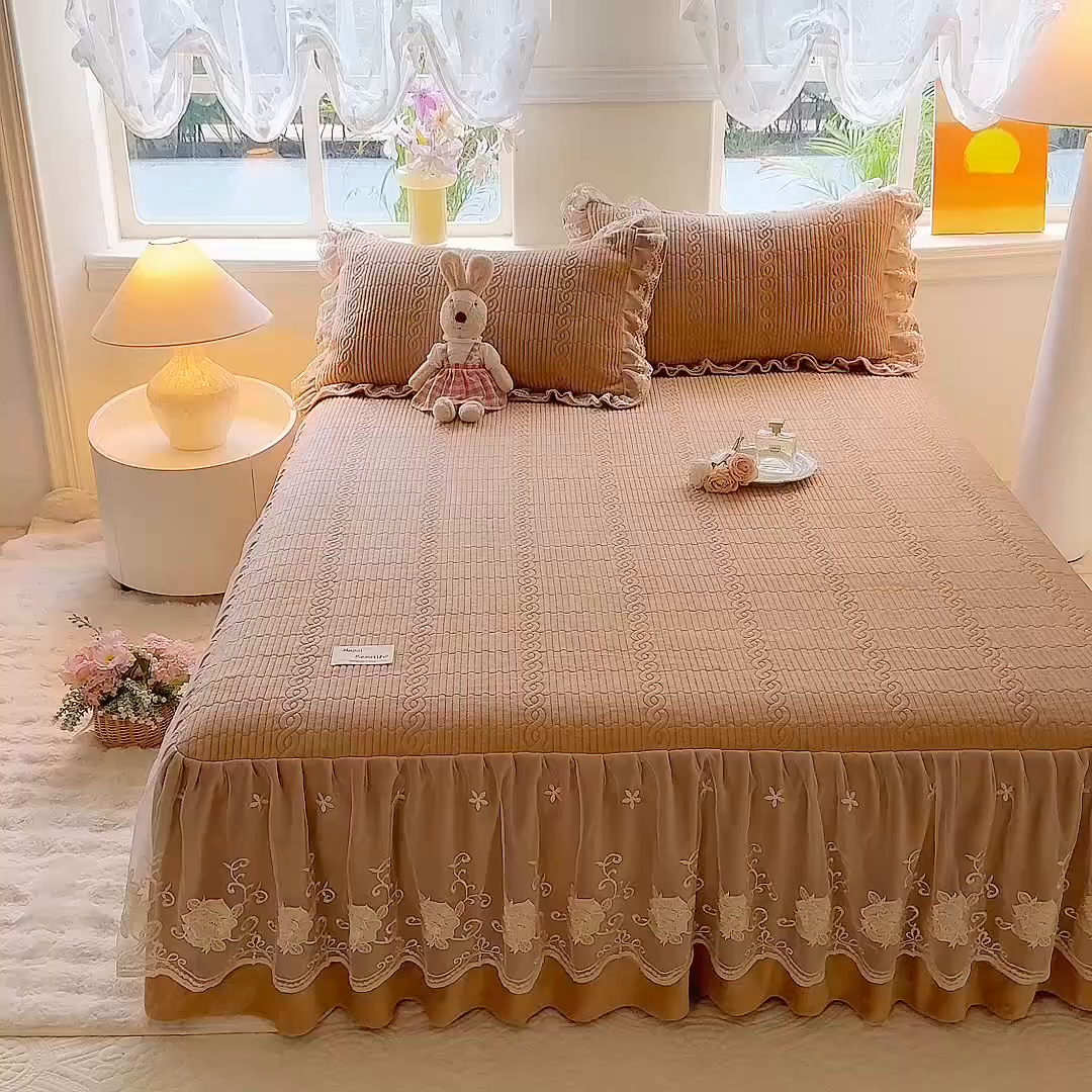 91家纺网 家纺一手货源 找家纺 美达家纺 2025新款牛奶绒纯色夹棉床裙 牛奶绒夹棉床裙-咖