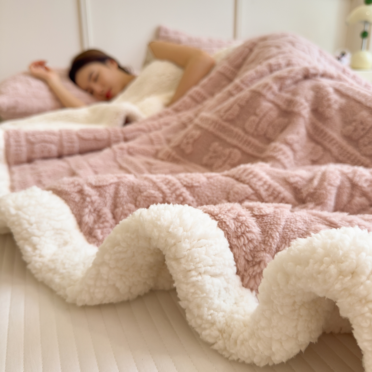 91家纺网 家纺一手货源 找家纺 世纪绒品 2025新款多宝熊羊羔绒双层毛毯 多宝熊-豆沙粉