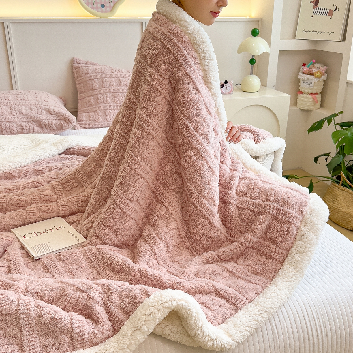 91家纺网 家纺一手货源 找家纺 世纪绒品 2025新款多宝熊羊羔绒双层毛毯 多宝熊-豆沙粉