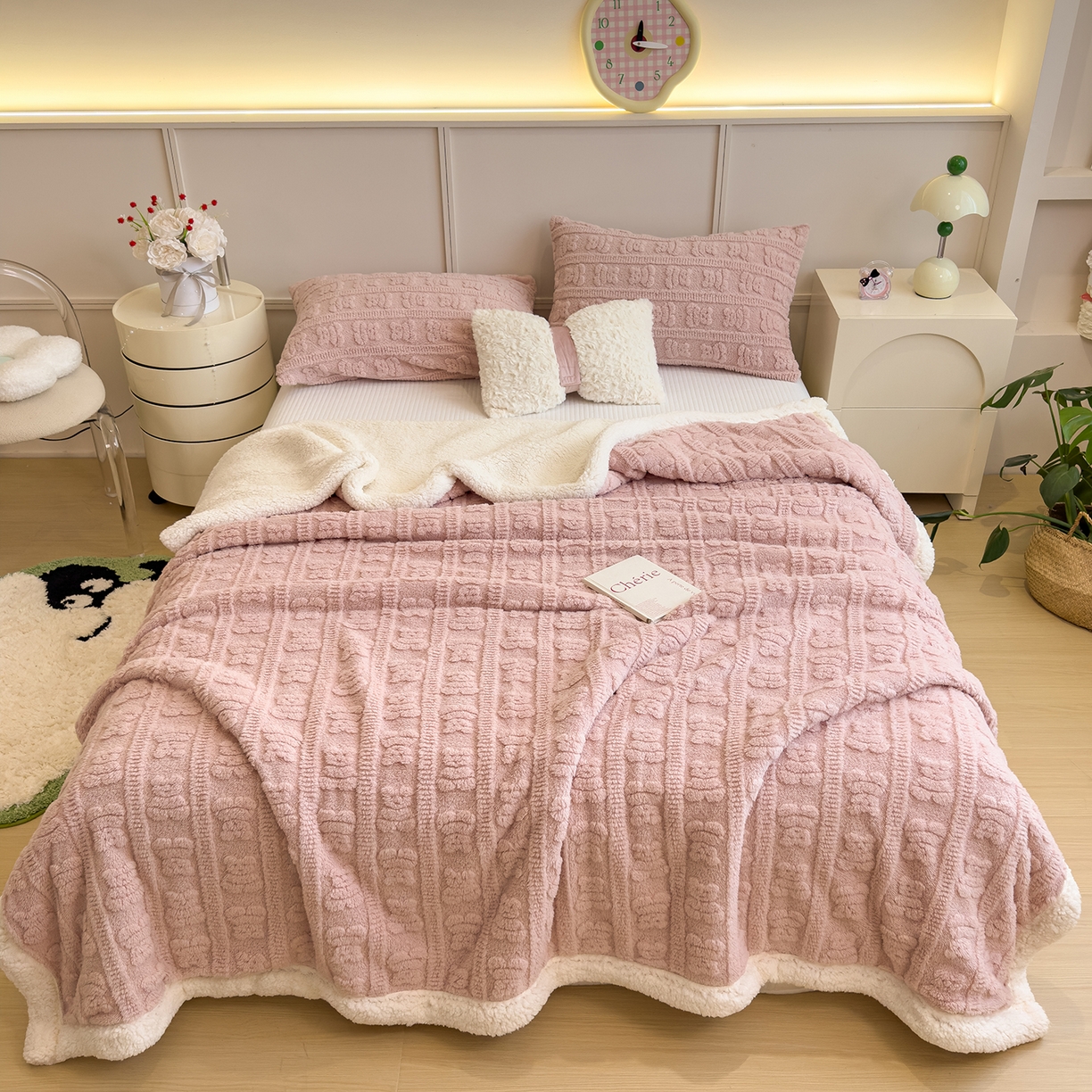 91家纺网 家纺一手货源 找家纺 世纪绒品 2025新款多宝熊羊羔绒双层毛毯 多宝熊-豆沙粉