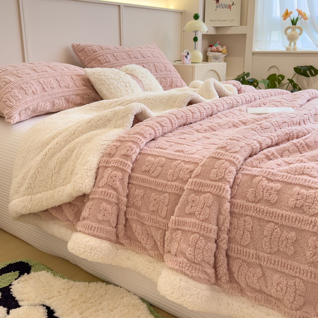 91家纺网 家纺一手货源 找家纺 世纪绒品 2025新款多宝熊羊羔绒双层毛毯 多宝熊-豆沙粉