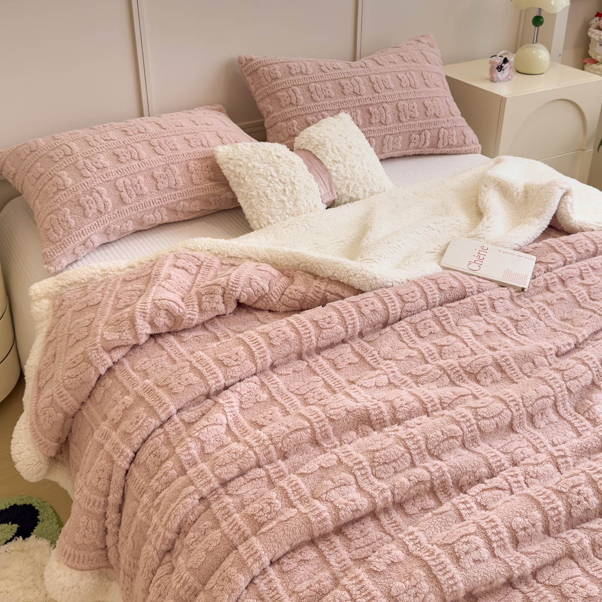 91家纺网 家纺一手货源 找家纺 世纪绒品 2025新款多宝熊羊羔绒双层毛毯 多宝熊-豆沙粉