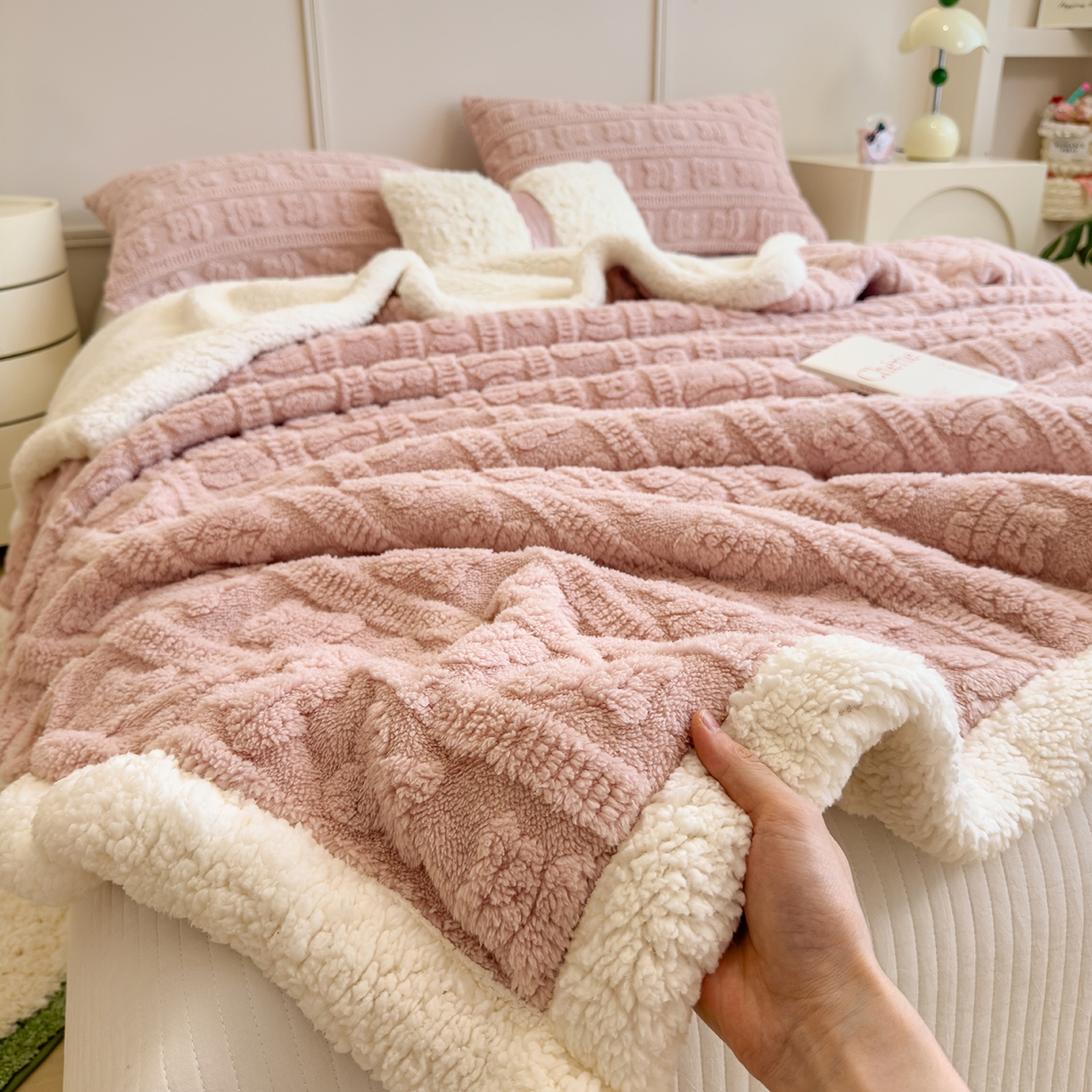 91家纺网 家纺一手货源 找家纺 世纪绒品 2025新款多宝熊羊羔绒双层毛毯 多宝熊-豆沙粉