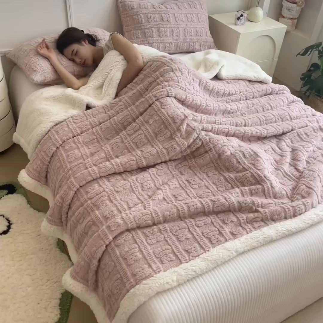 91家纺网 家纺一手货源 找家纺 世纪绒品 2025新款多宝熊羊羔绒双层毛毯 多宝熊-豆沙粉