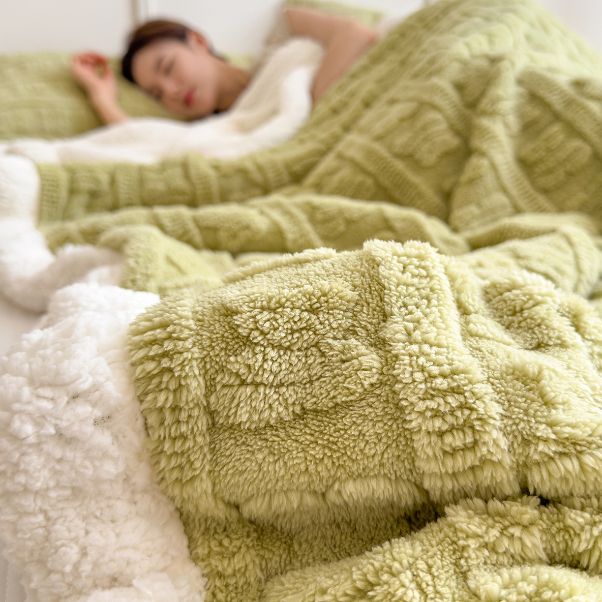 91家纺网 家纺一手货源 找家纺 世纪绒品 2025新款多宝熊羊羔绒双层毛毯 多宝熊-果绿