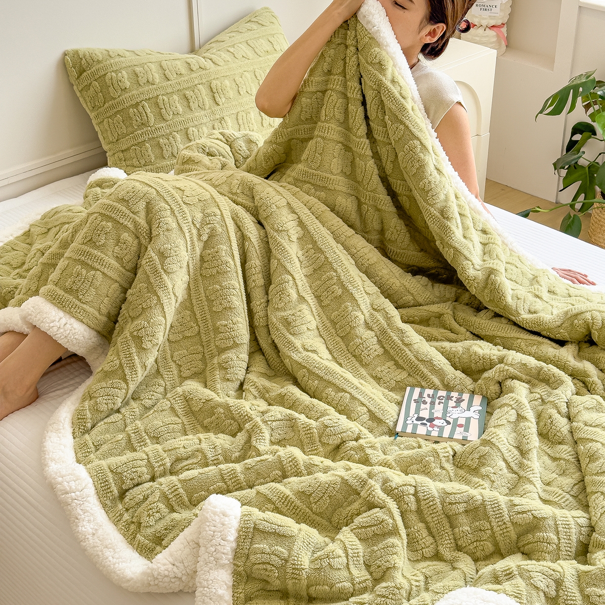 91家纺网 家纺一手货源 找家纺 世纪绒品 2025新款多宝熊羊羔绒双层毛毯 多宝熊-果绿