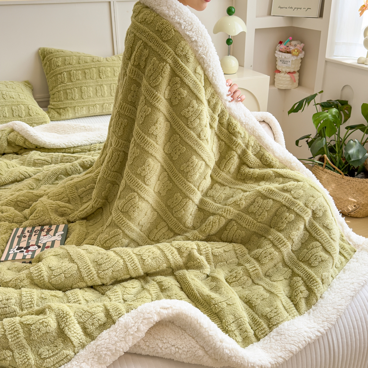 91家纺网 家纺一手货源 找家纺 世纪绒品 2025新款多宝熊羊羔绒双层毛毯 多宝熊-果绿