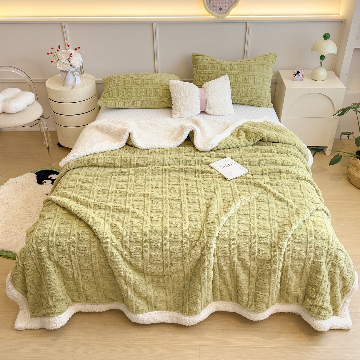 91家纺网 家纺一手货源 找家纺 世纪绒品 2025新款多宝熊羊羔绒双层毛毯 多宝熊-果绿