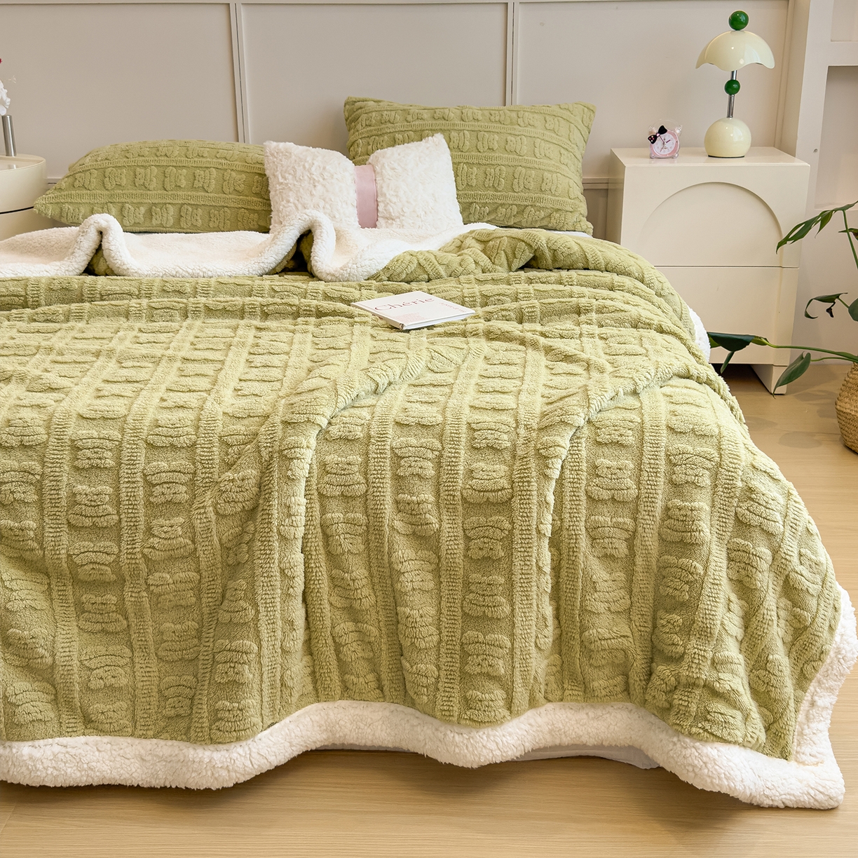 91家纺网 家纺一手货源 找家纺 世纪绒品 2025新款多宝熊羊羔绒双层毛毯 多宝熊-果绿