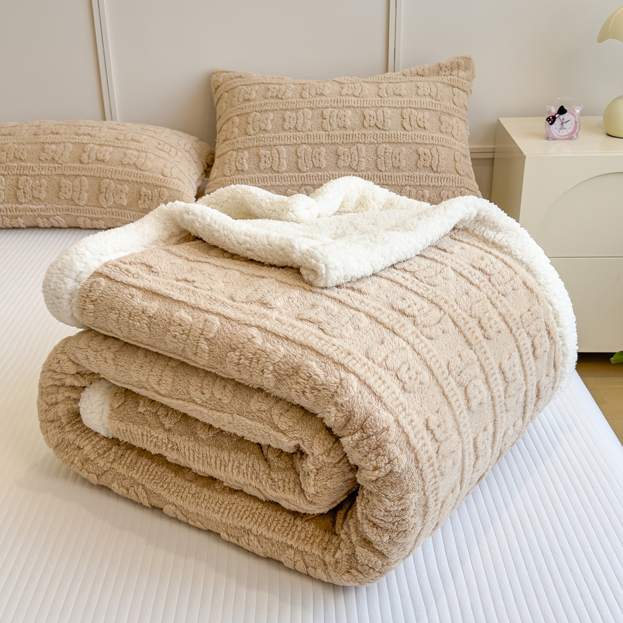 91家纺网 家纺一手货源 找家纺 世纪绒品 2025新款多宝熊羊羔绒双层毛毯 多宝熊-卡其