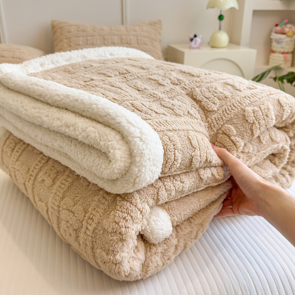 91家纺网 家纺一手货源 找家纺 世纪绒品 2025新款多宝熊羊羔绒双层毛毯 多宝熊-卡其