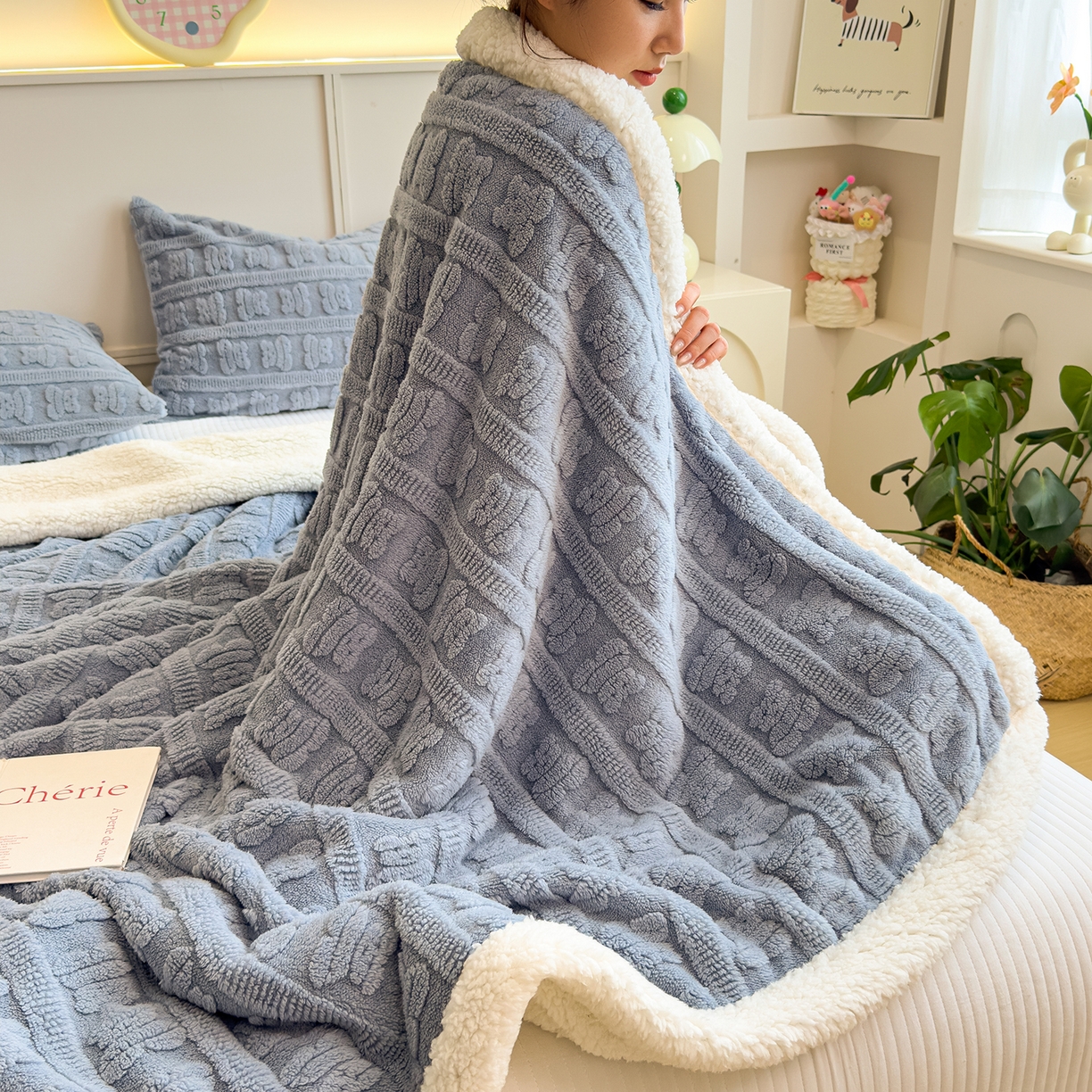 91家纺网 家纺一手货源 找家纺 世纪绒品 2025新款多宝熊羊羔绒双层毛毯 多宝熊-马卡蓝