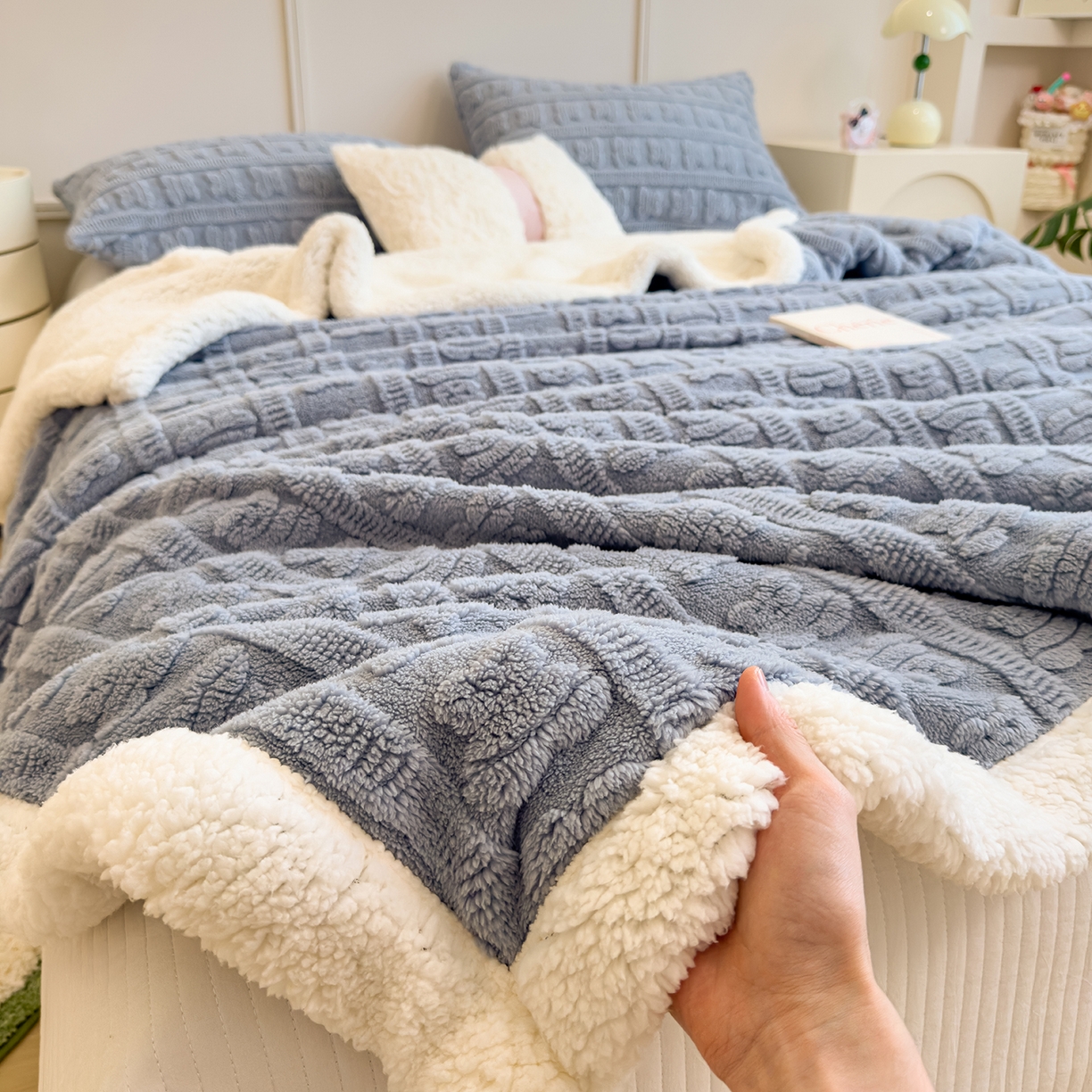 91家纺网 家纺一手货源 找家纺 世纪绒品 2025新款多宝熊羊羔绒双层毛毯 多宝熊-马卡蓝