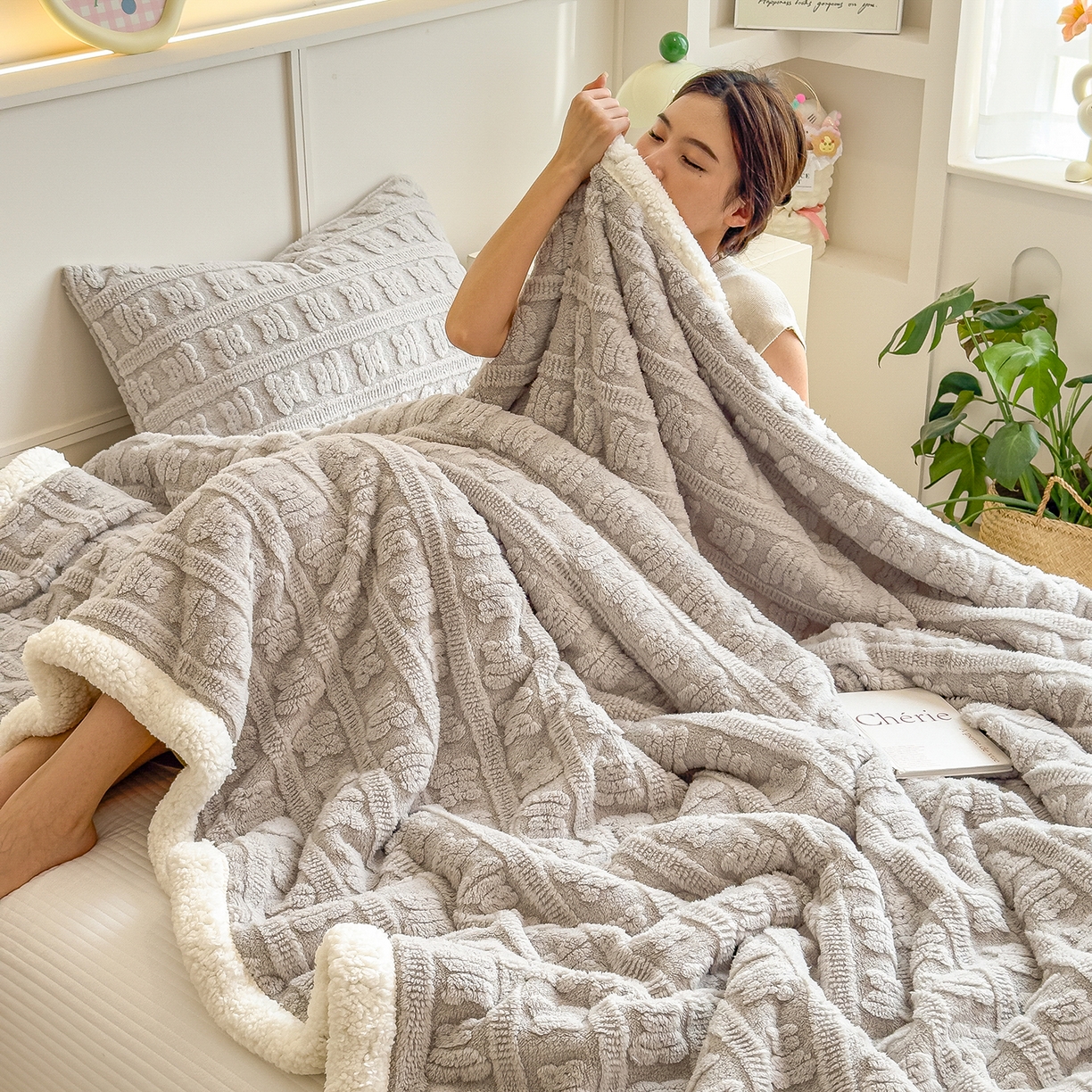 91家纺网 家纺一手货源 找家纺 世纪绒品 2025新款多宝熊羊羔绒双层毛毯 多宝熊-太空灰